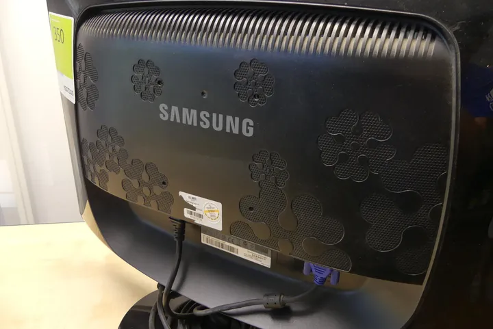 Samsung - Color Display Unit Modell: 2233BW